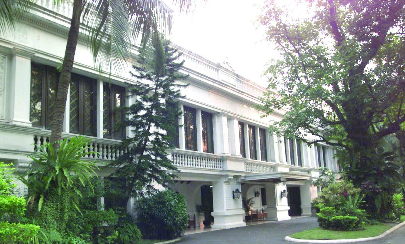 Malacañang’s Decision to Defer 2025 Budget Signing Highlights Checks and Balances in Governance